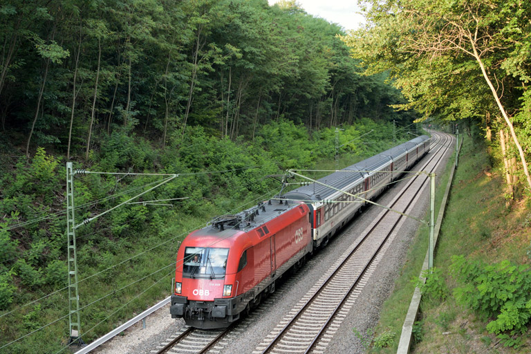&Ouml;BB 1116 090 mit IC 283 bei km 19,0 (September 2018)