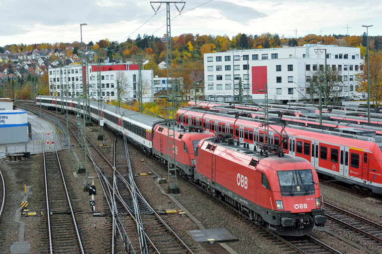 &Ouml;BB 1116 115 und 1116 263 mit IC 282 bei km 16,0 (November 2018)