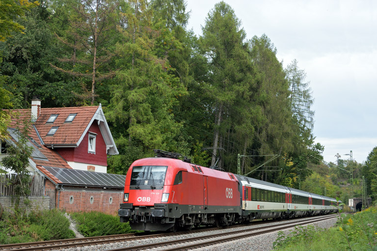 &Ouml;BB 1116 128 mit IC 189 bei km 18,2 (Oktober 2018)