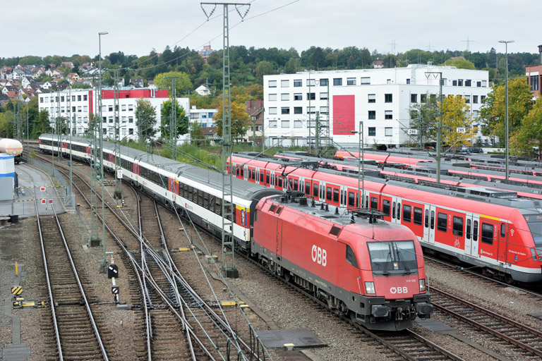 &Ouml;BB 1116 128 mit IC 282 bei km 16,0 (Oktober 2018)