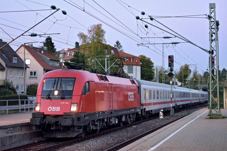 &Ouml;BB 1116 129 mit IC 2233 bei km 15,4 (Oktober 2018)