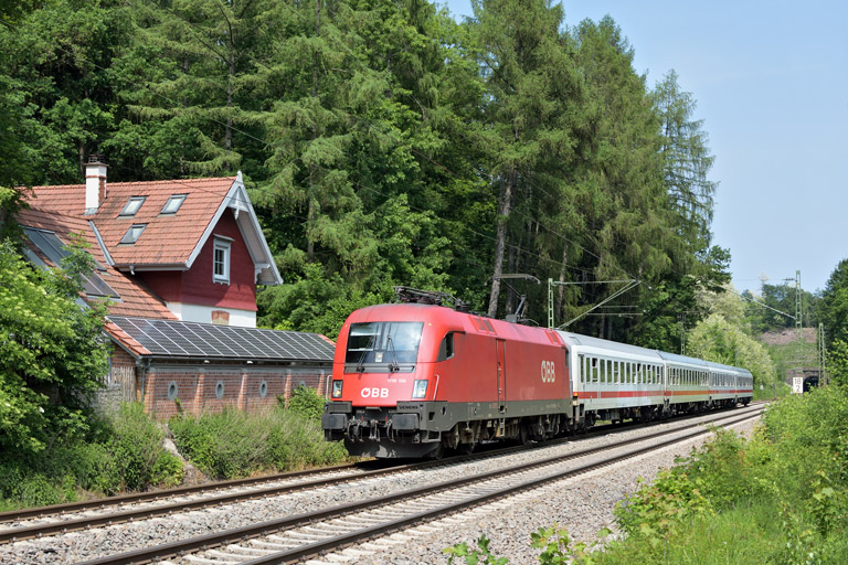 &Ouml;BB 1116 130 mit IC 2339 bei km 18,2 (Mai 2018)