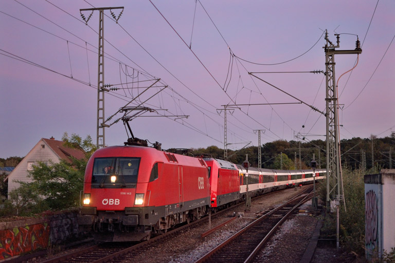 &Ouml;BB 1116 142 und 101 001 mit IC 184 bei km 16,8 (September 2018)