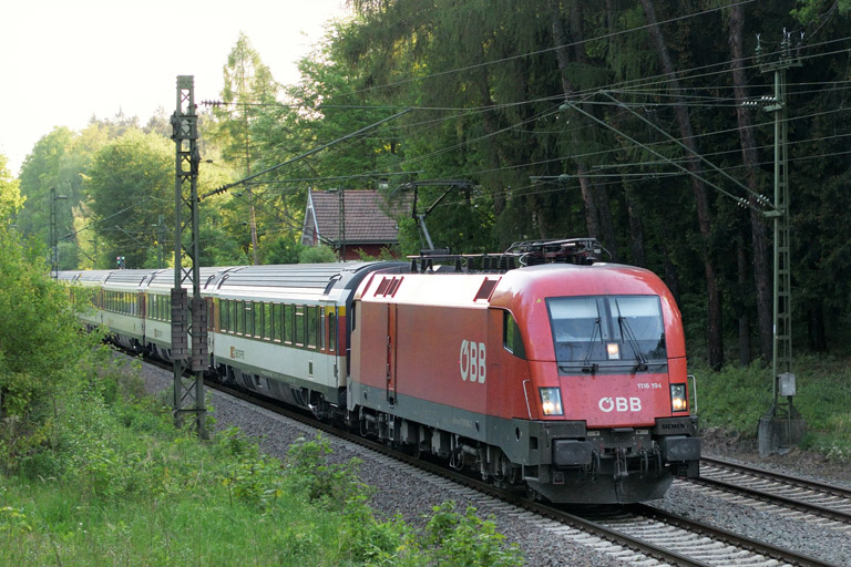 &Ouml;BB 1116 194 mit IC 184 bei km 18,2 (Mai 2018)