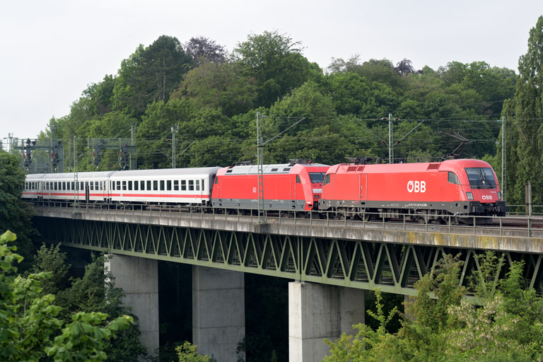 &Ouml;BB 1116 261 und 101 117 mit IC 2234 bei km 14,6 (Mai 2018)