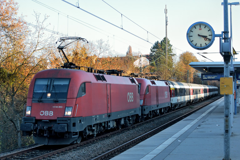 &Ouml;BB 1116 263 und 1116 142 mit IC 188 bei km 14,2 (November 2018)