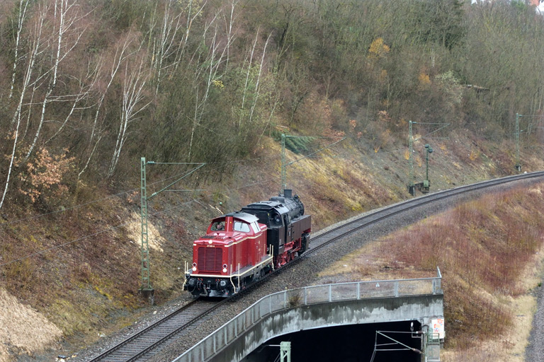 V100 1041 und FK 262 als Tfzf 81717 bei km 13,6 (April 2018)