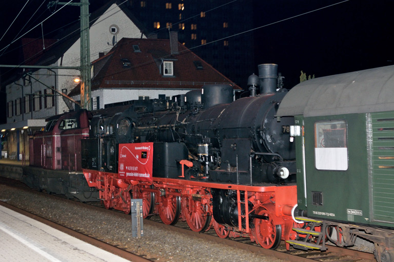 V100 2335 und 78 246 als DbZ 75129 bei km 15,6 (Januar 2018)