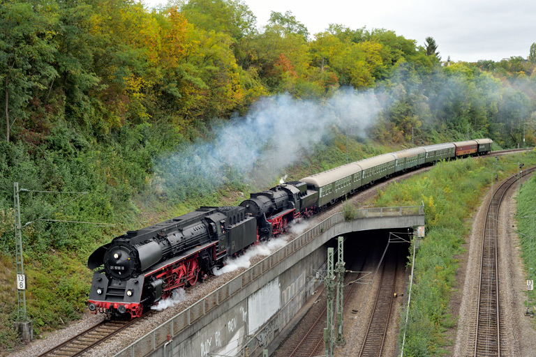 01 519 und 52 7596 mit DLr 20934 bei km 13,8 (Oktober 2019)