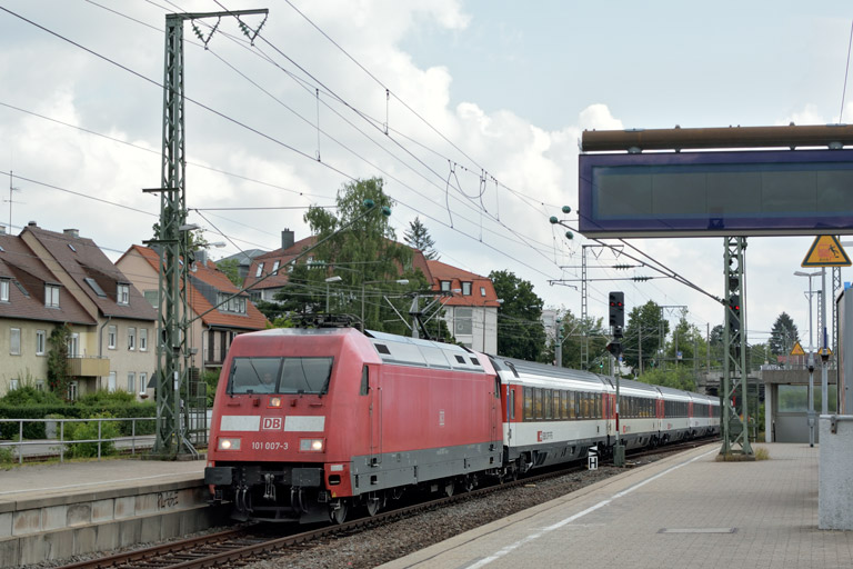 101 007 mit IC 185 bei km 15,6 (Juli 2019)