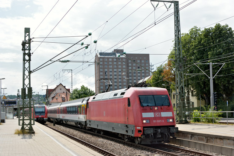 101 007 mit IC 188 bei km 15,6 (Juli 2019)