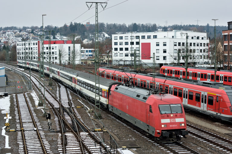 101 013 mit IC 280 bei km 16,0 (Januar 2019)