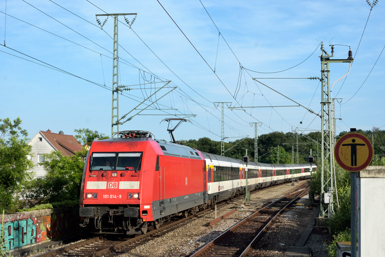 101 014 mit IC 184 bei km 16,8 (Juni 2019)