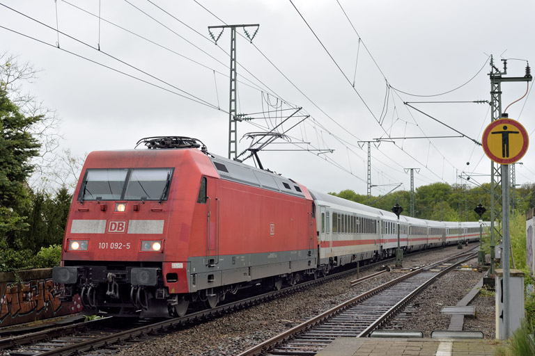 101 092 mit IC 2006 bei km 16,8 (Mai 2019)