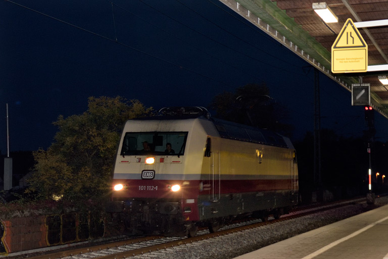 101 112 als T 77730 bei km 16,8 (Oktober 2019)