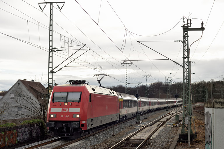101 118 mit IC 282 bei km 16,8 (Dezember 2019)