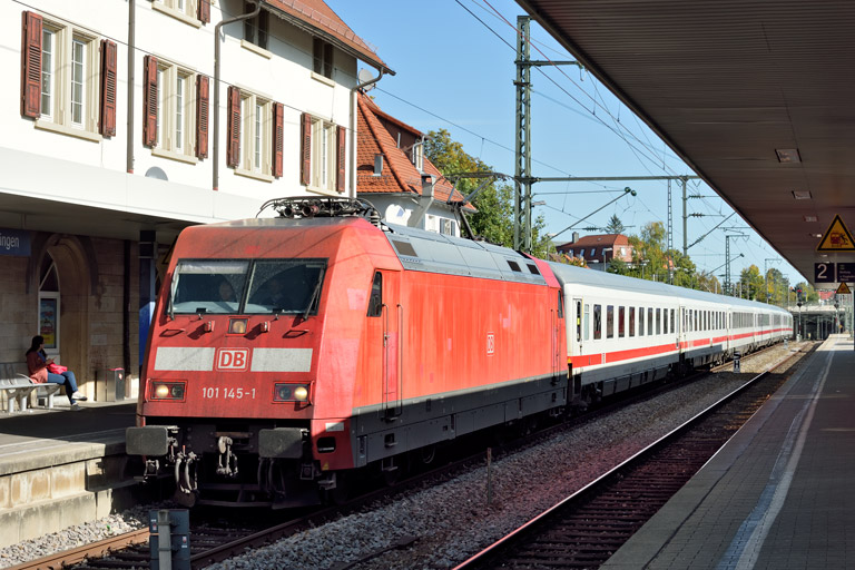 101 145 mit IC 2385 bei km 15,6 (September 2019)