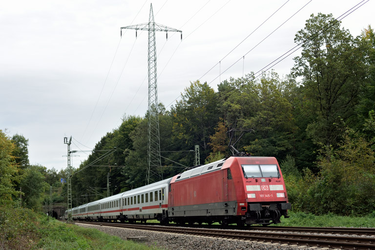 101 145 mit IC 2906 bei km 18,2 (September 2019)