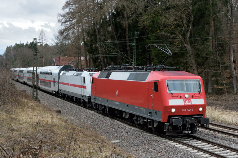120 102 und 146 552 mit FbZ 27860 bei km 18,2 (M&auml;rz 2019)