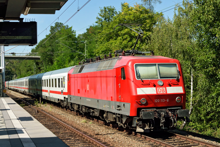 120 113 mit IC 2388 bei km 14,0 (September 2019)