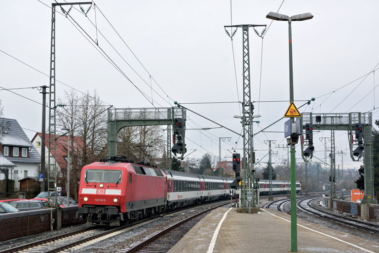 120 118 mit IC 185 bei km 16,6 (Januar 2019)