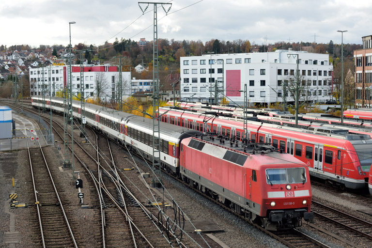 120 118 mit IC 280 bei km 16,0 (November 2019)