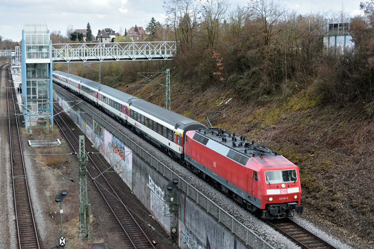 120 151 mit LPF 77751 bei km 14,0 (M&auml;rz 2019)