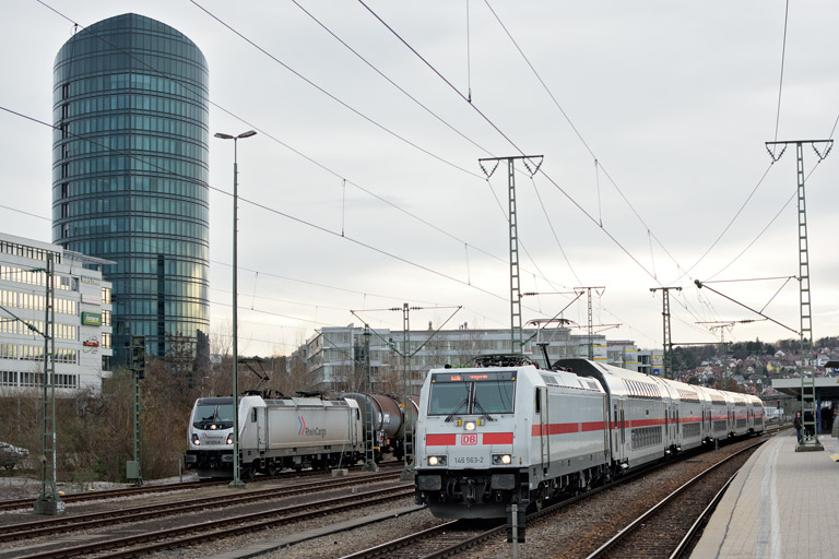 146 563 mit IC 2280/RE 52280 und 187 070 bei km 15,6 (M&auml;rz 2019)