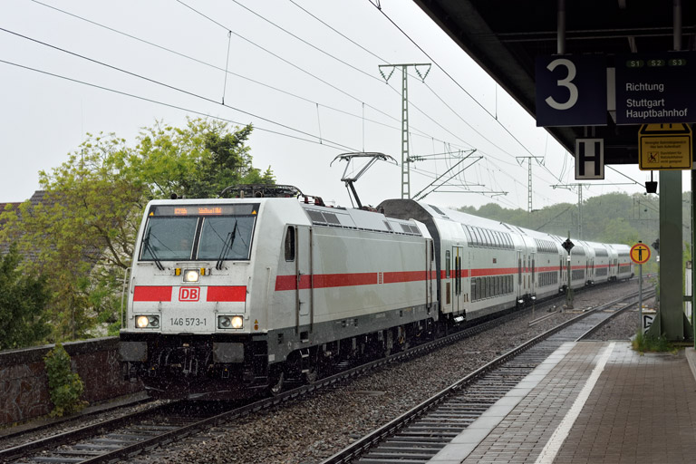 146 573 mit IC 2386/RE 52386 bei km 16,8 (Mai 2019)