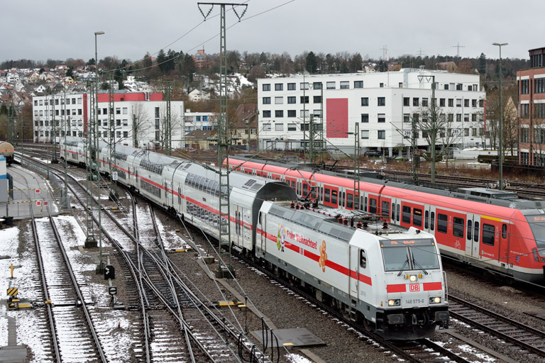 146 575 mit IC 2388/RE 52388 bei km 16,0 (Januar 2019)