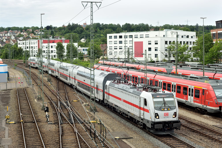 147 551 mit IC 2280/RE 52280 bei km 16,0 (Juni 2019)