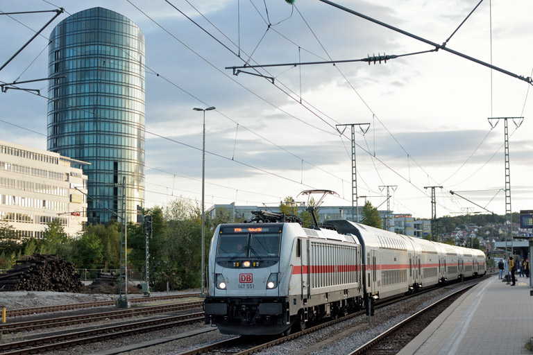 147 551 mit IC 2384/RE 52384 bei km 15,6 (September 2019)