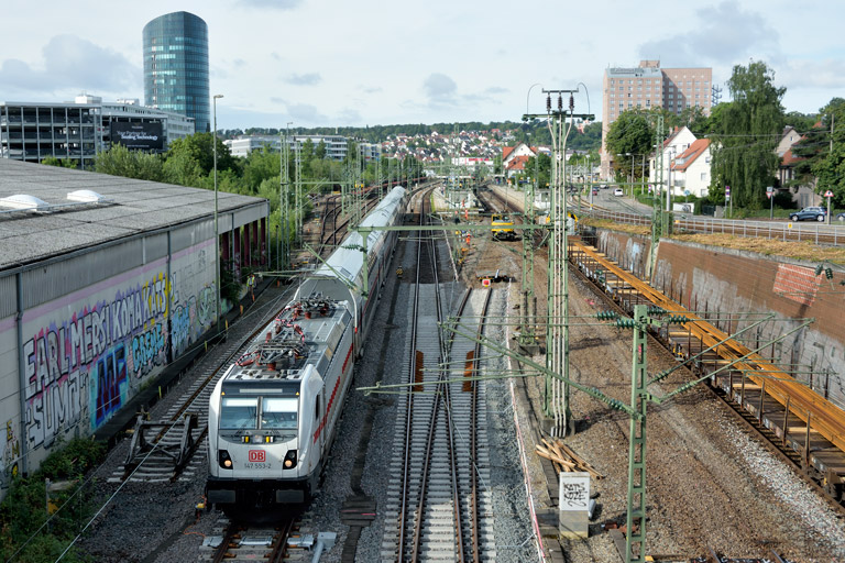 147 553 mit IC 2234/RE 52234 bei km 15,4 (August 2019)