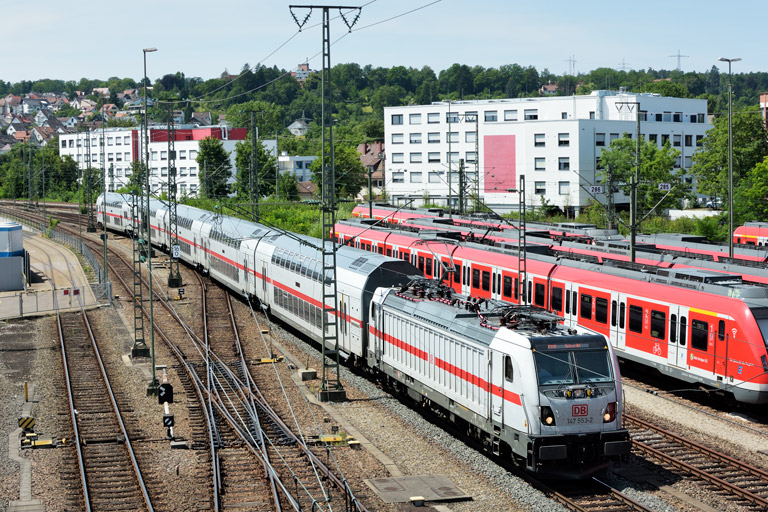 147 553 mit IC 2902/RE 52902 bei km 16,0 (Juli 2019)