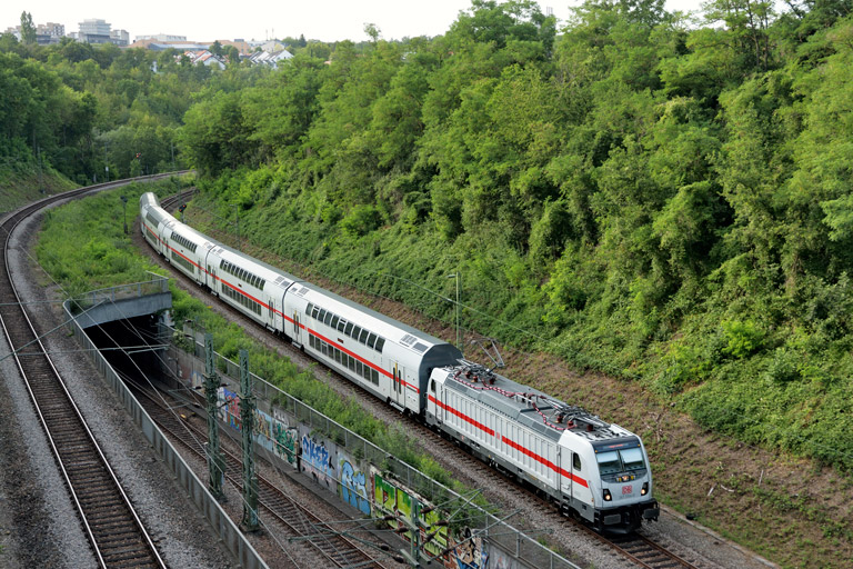147 554 mit IC 2233/RE 52233 bei km 13,8 (August 2019)