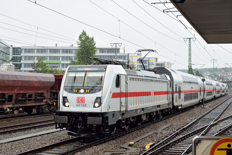 147 559 mit IC 2338/RE 52338 bei km 15,8 (August 2019)