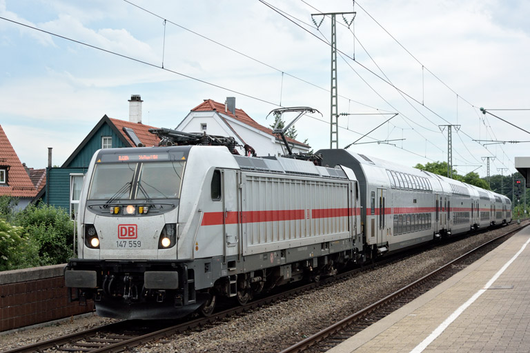 147 559 mit IC 2384/RE 52384 bei km 16,8 (Juni 2019)