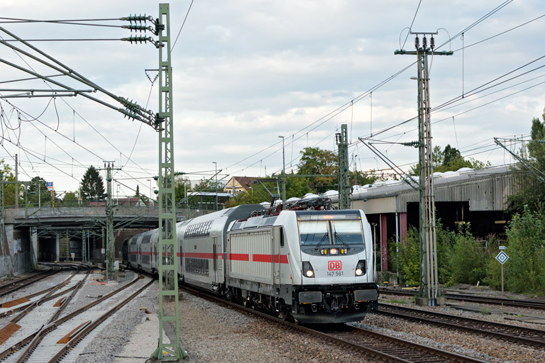 147 561 mit IC 2233/RE 52233 bei km 15,4 (September 2019)