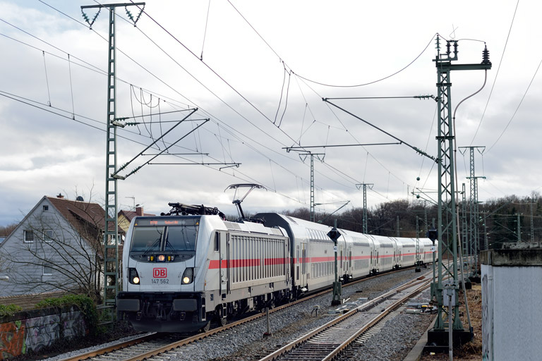 147 562 mit IC 2280/RE 52280 bei km 16,8 (Dezember 2019)
