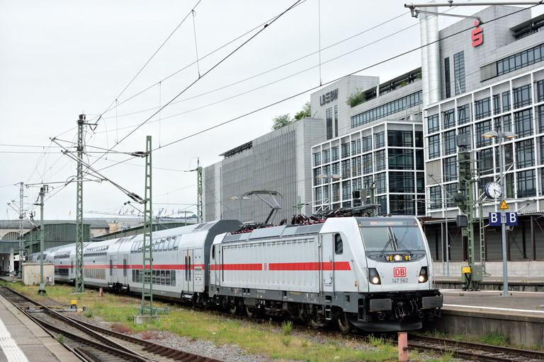 147 562 mit IC 2281/RE 52281 bei km 0,2 (Juni 2019)
