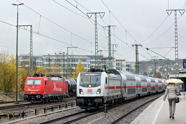 147 562 mit IC 2388/RE 52388 und 185 582 bei km 15,6 (November 2019)