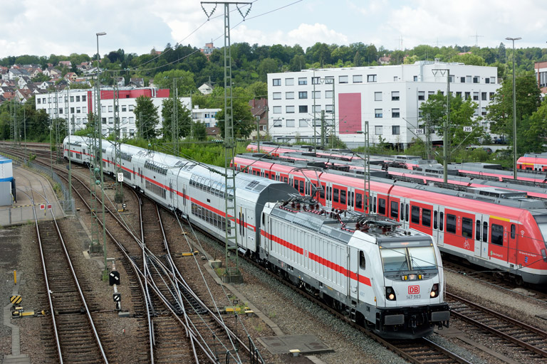 147 563 mit IC 2280/RE 52280 bei km 16,0 (August 2019)