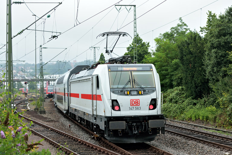 147 563 mit IC 2335/RE 52335 bei km 15,6 (Juli 2019)