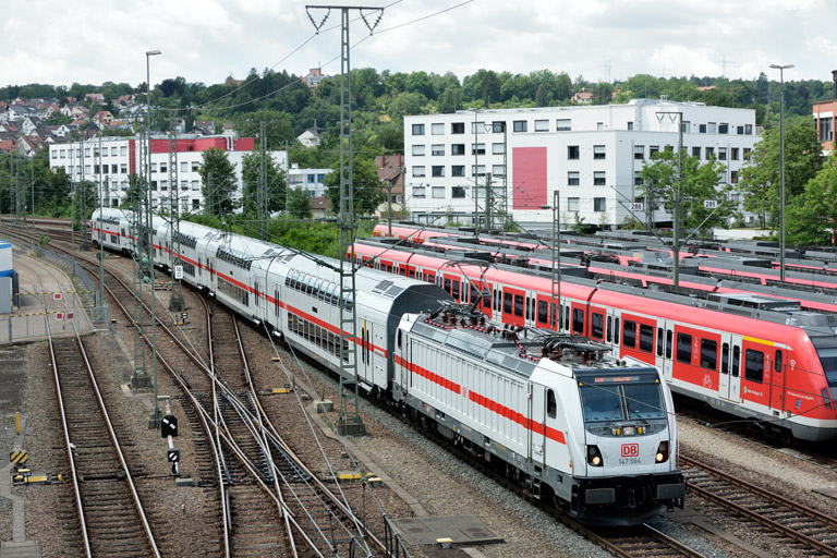 147 564 mit IC 2280/RE 52280 bei km 16,0 (Juni 2019)