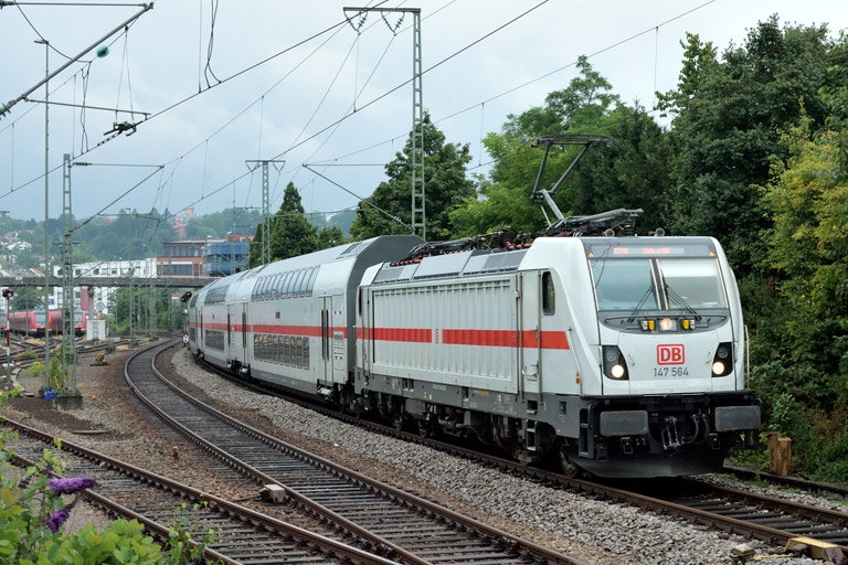 147 564 mit IC 2288/RE 52288 bei km 15,6 (Juli 2019)