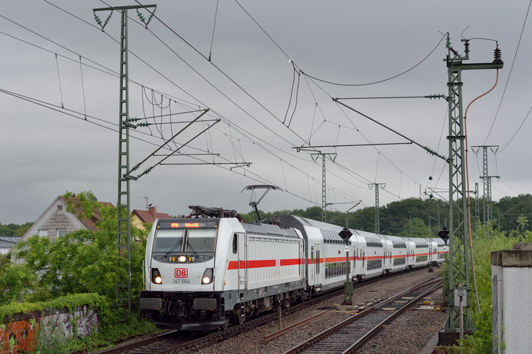 147 564 mit IC 2384/RE 52384 bei km 16,8 (Juni 2019)