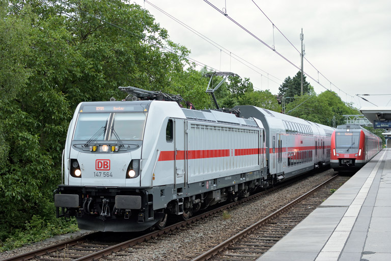 147 564 mit IC 2388/RE 52388 bei km 14,2 (Juni 2019)