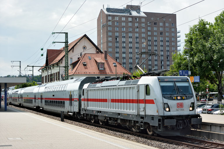 147 564 mit IC 2388/RE 52388 bei km 15,6 (Juli 2019)