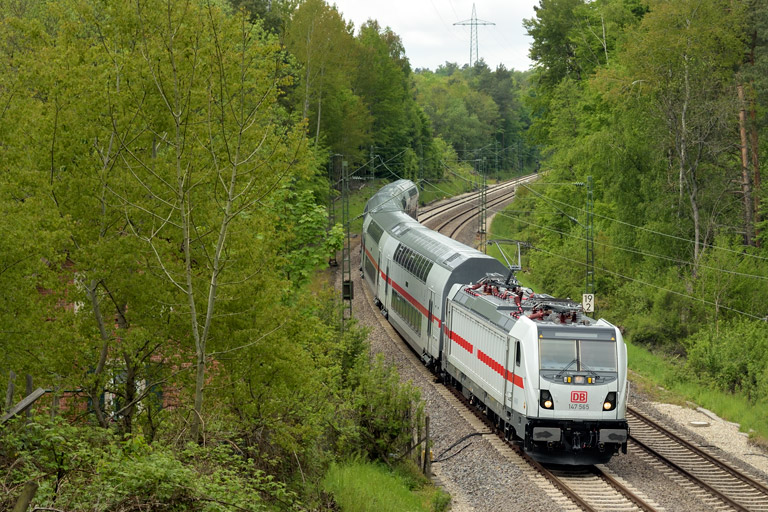 147 565 mit IC 2280/RE 52280 bei km 19,2 (Mai 2019)