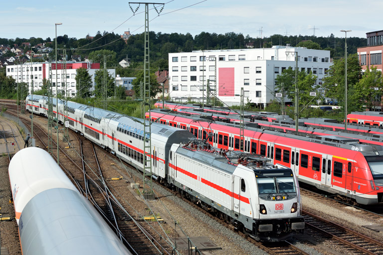 147 565 mit IC 2288/RE 52288 bei km 16,0 (August 2019)